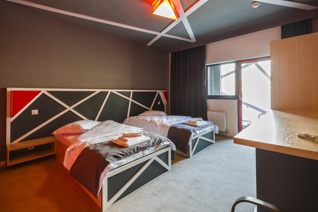 Net Hotel Питещ Екстериор снимка