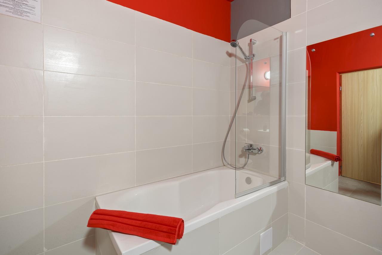 Net Hotel Питещ Екстериор снимка