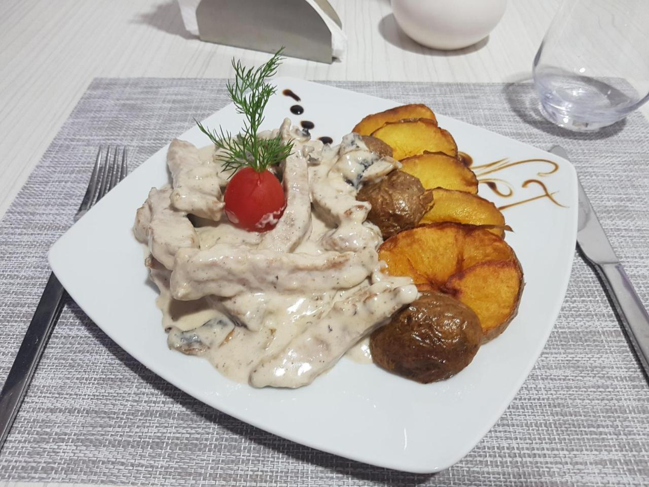 Net Hotel Питещ Екстериор снимка